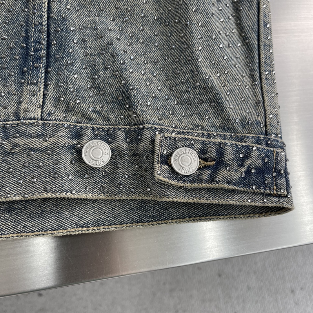 -Balenciag 满钻做旧牛仔外套采用7*7支斜纹牛仔裤棉布，12厚度洗水后约为420克。全身烫钻工