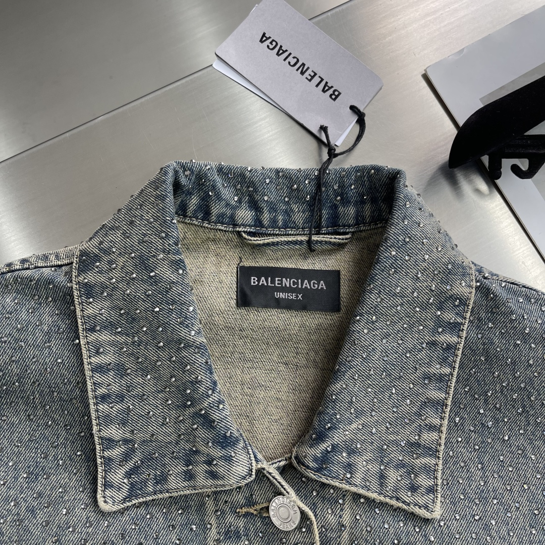 -Balenciag 满钻做旧牛仔外套采用7*7支斜纹牛仔裤棉布，12厚度洗水后约为420克。全身烫钻工