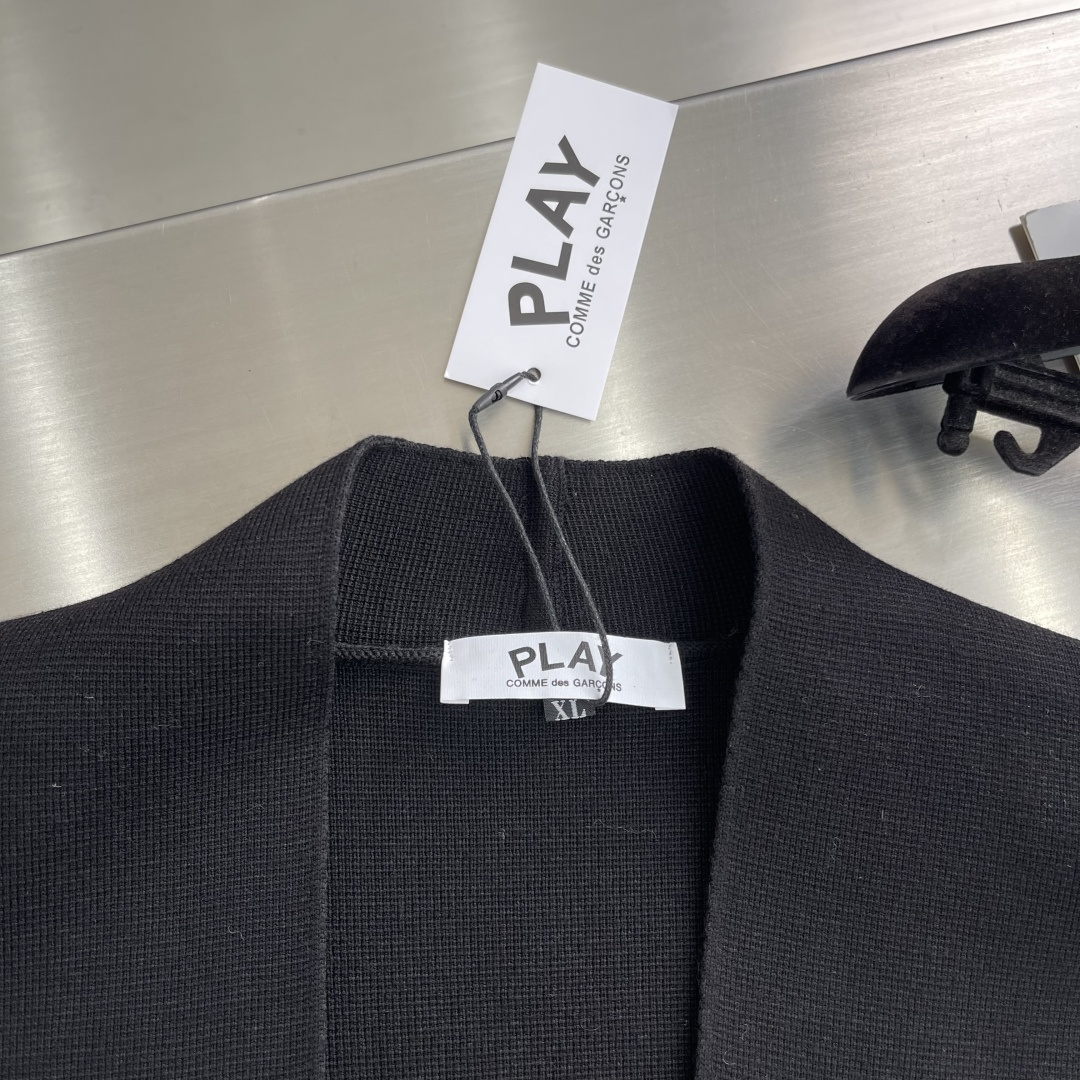 -PLAY 刺绣爱心 毛衣开衫精选72%粘胶28%聚酯纤维混纺优质莫代尔纤维毛衣 ，质地如丝般顺滑、轻盈