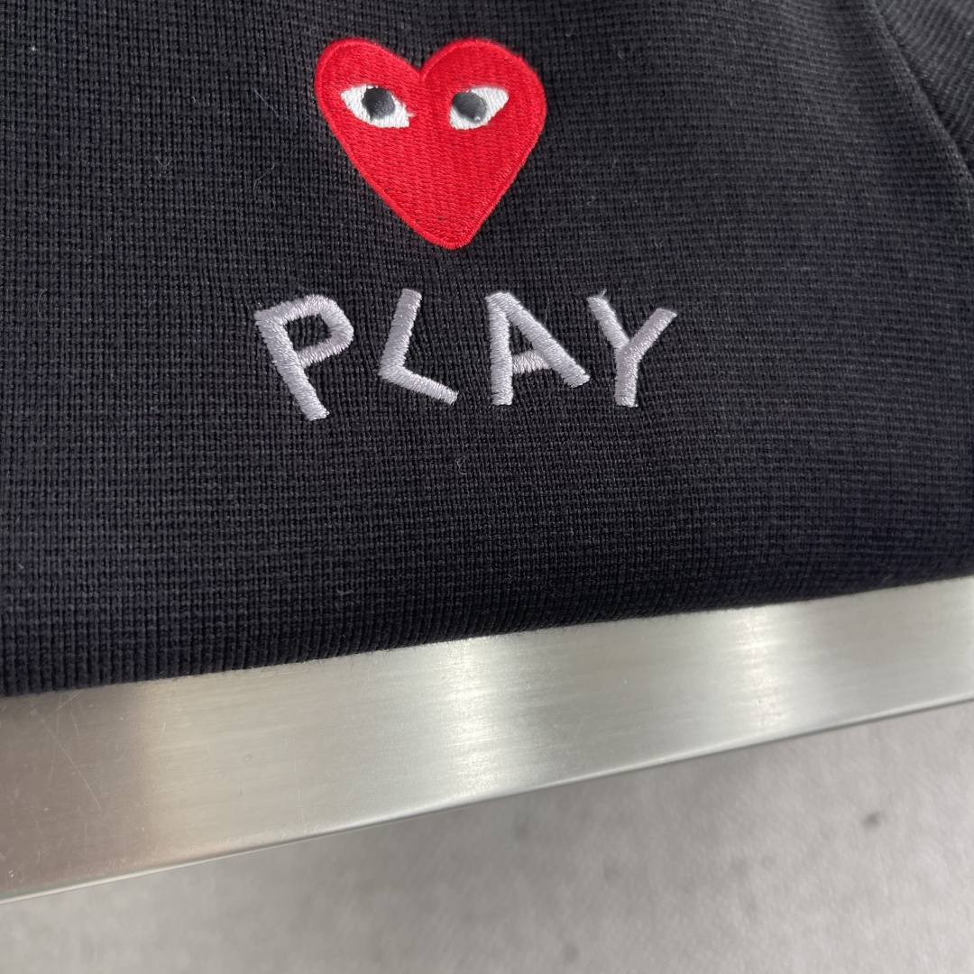 -PLAY 刺绣爱心 毛衣开衫精选72%粘胶28%聚酯纤维混纺优质莫代尔纤维毛衣 ，质地如丝般顺滑、轻盈