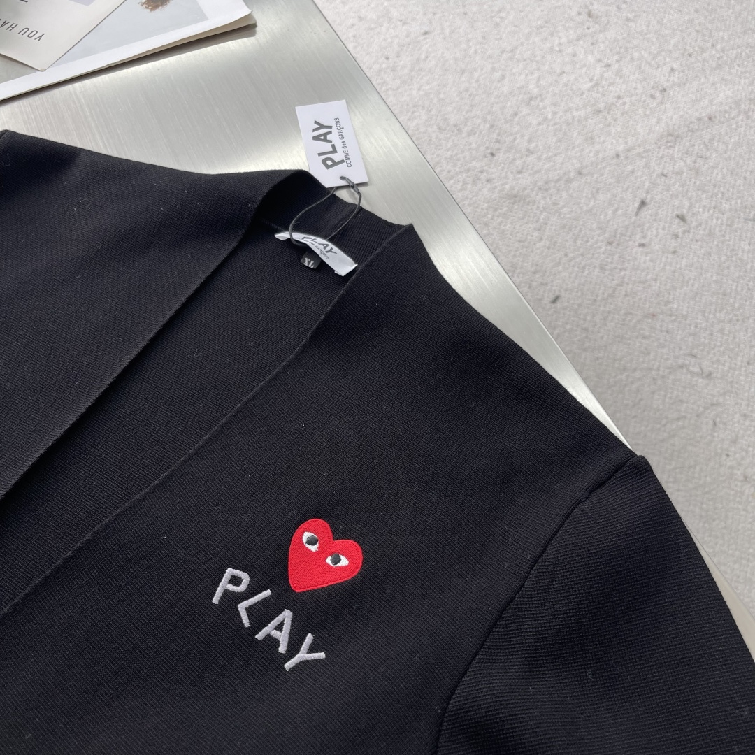 -PLAY 刺绣爱心 毛衣开衫精选72%粘胶28%聚酯纤维混纺优质莫代尔纤维毛衣 ，质地如丝般顺滑、轻盈