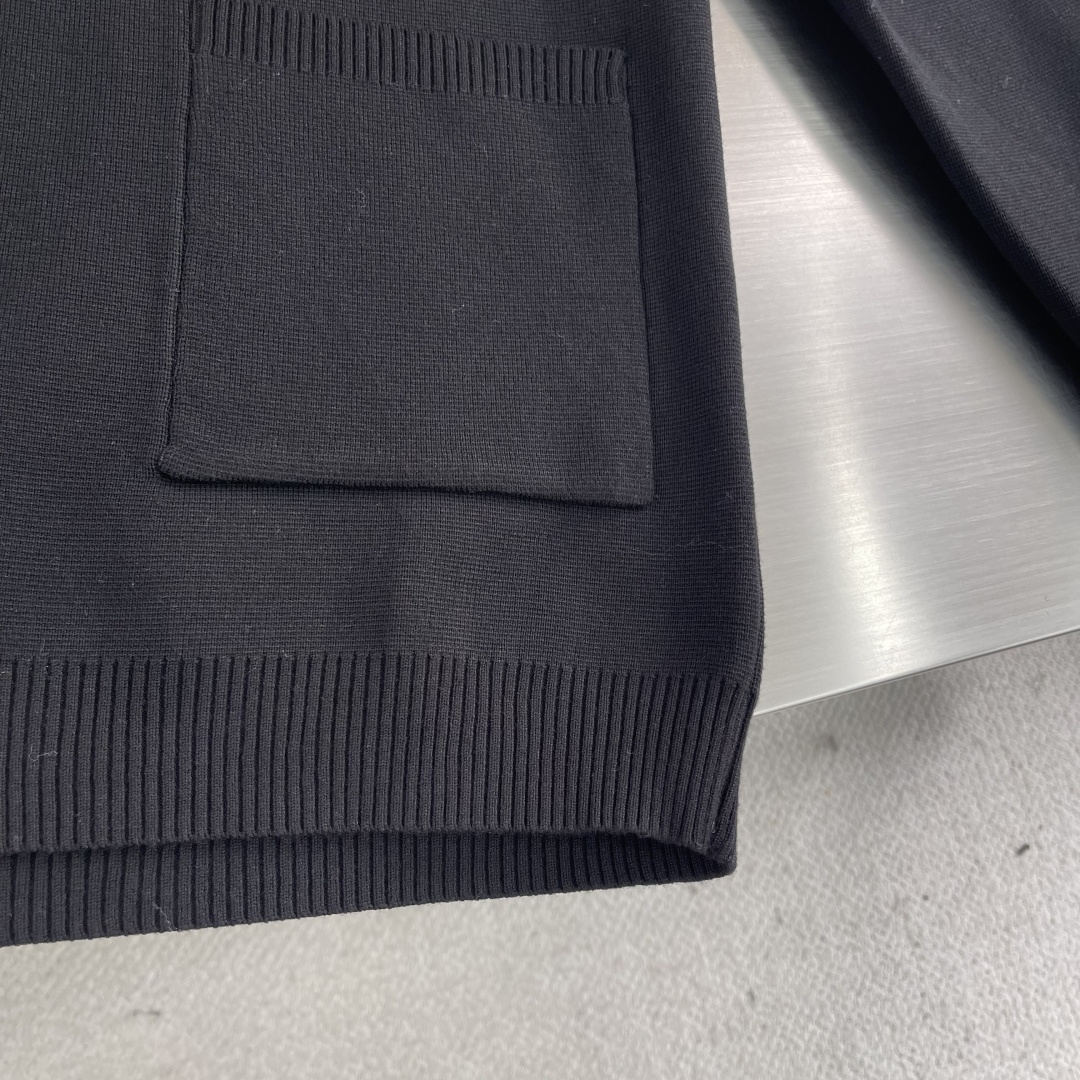 -PLAY 刺绣爱心 毛衣开衫精选72%粘胶28%聚酯纤维混纺优质莫代尔纤维毛衣 ，质地如丝般顺滑、轻盈