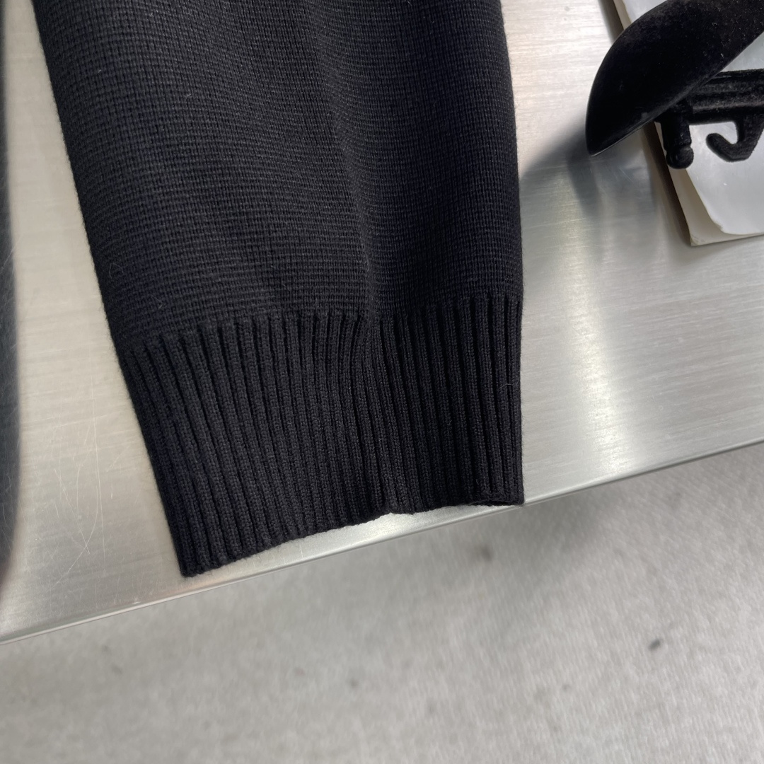 -PLAY 刺绣爱心 毛衣开衫精选72%粘胶28%聚酯纤维混纺优质莫代尔纤维毛衣 ，质地如丝般顺滑、轻盈