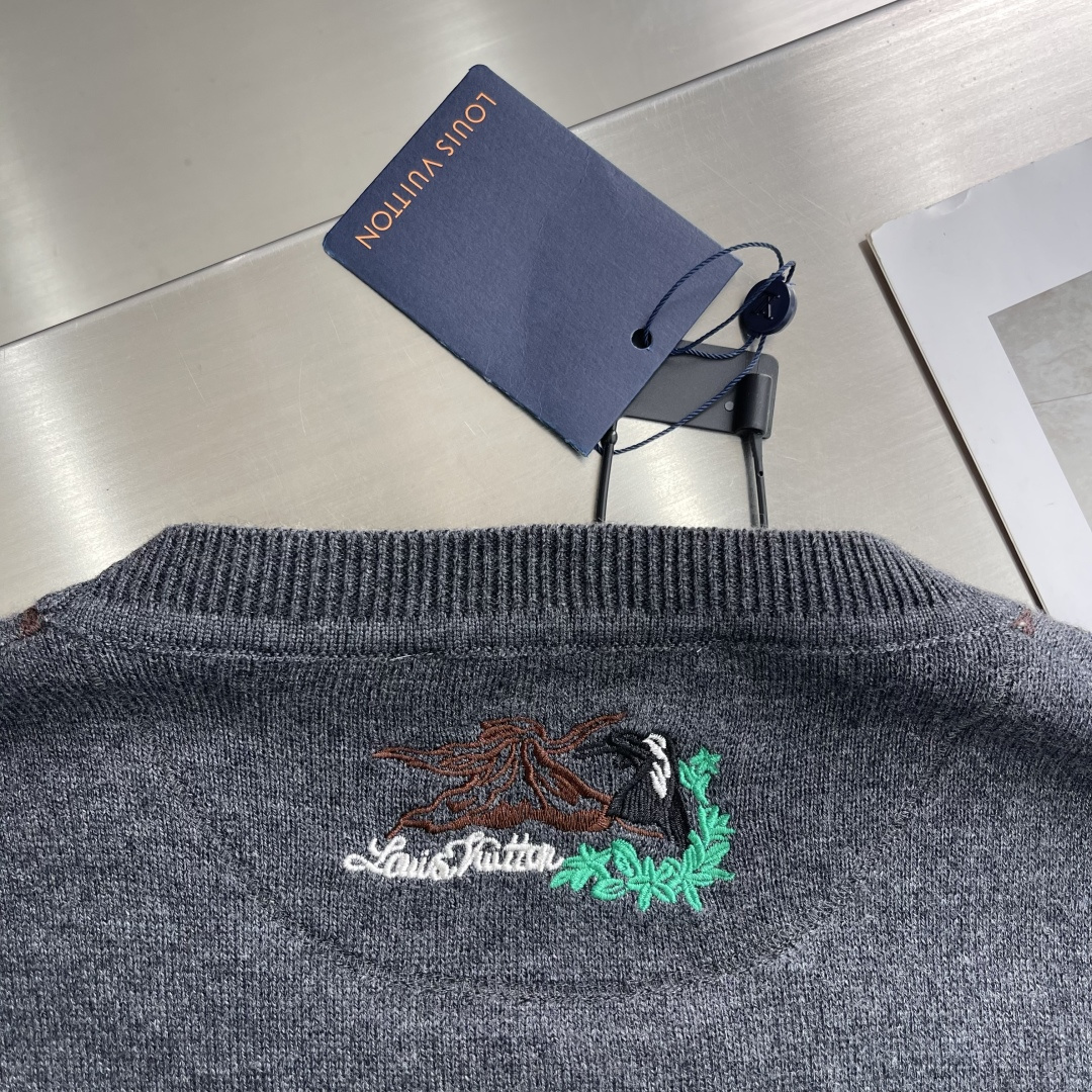 -驴牌 刺绣Nigo提花针织羊毛衫采用55面料奴羊毛毛纱，原版定染花灰色。该款上身柔顺，可打底或外穿。采