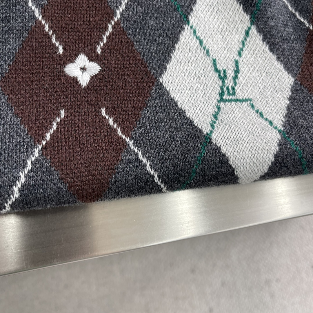 -驴牌 刺绣Nigo提花针织羊毛衫采用55面料奴羊毛毛纱，原版定染花灰色。该款上身柔顺，可打底或外穿。采