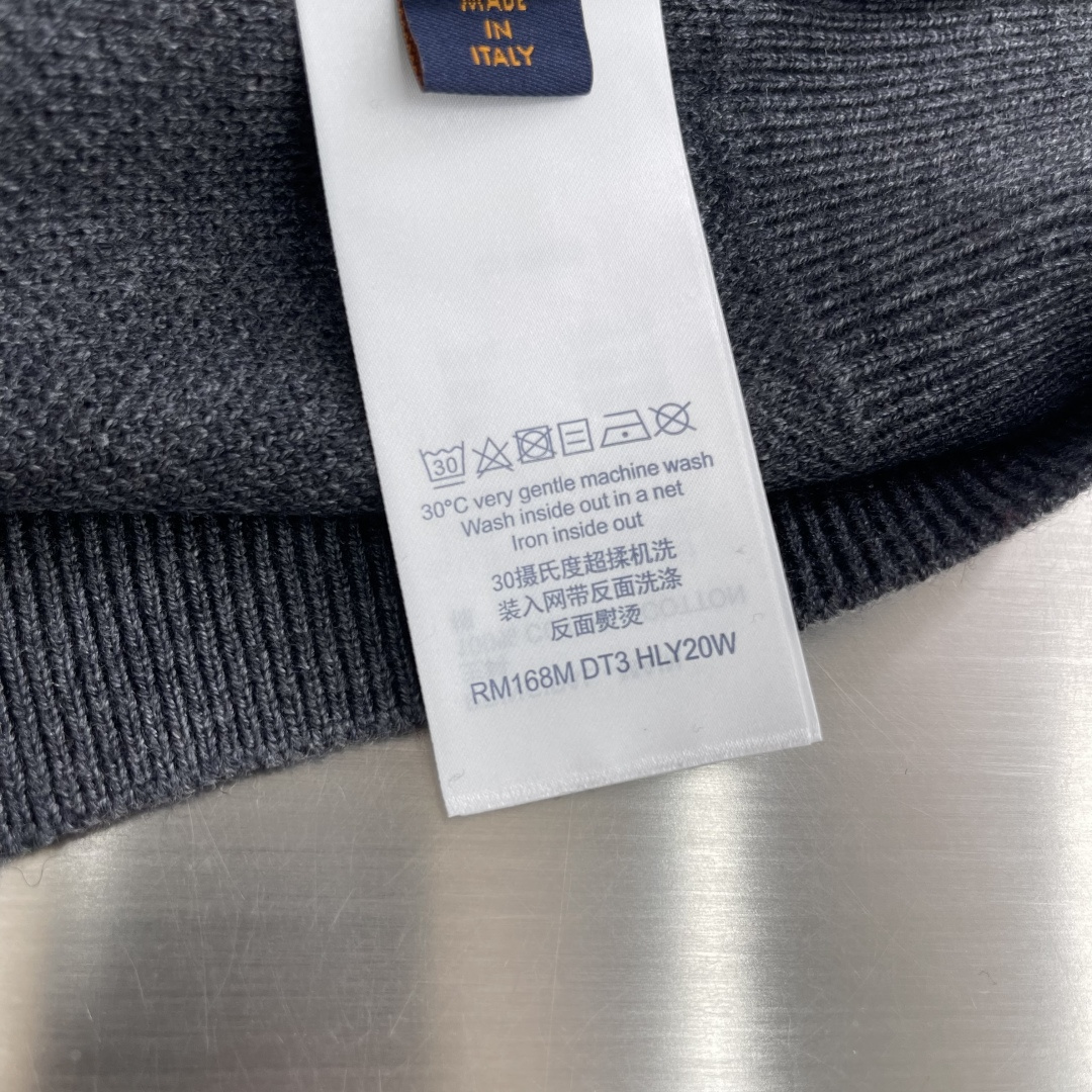 -驴牌 刺绣Nigo提花针织羊毛衫采用55面料奴羊毛毛纱，原版定染花灰色。该款上身柔顺，可打底或外穿。采