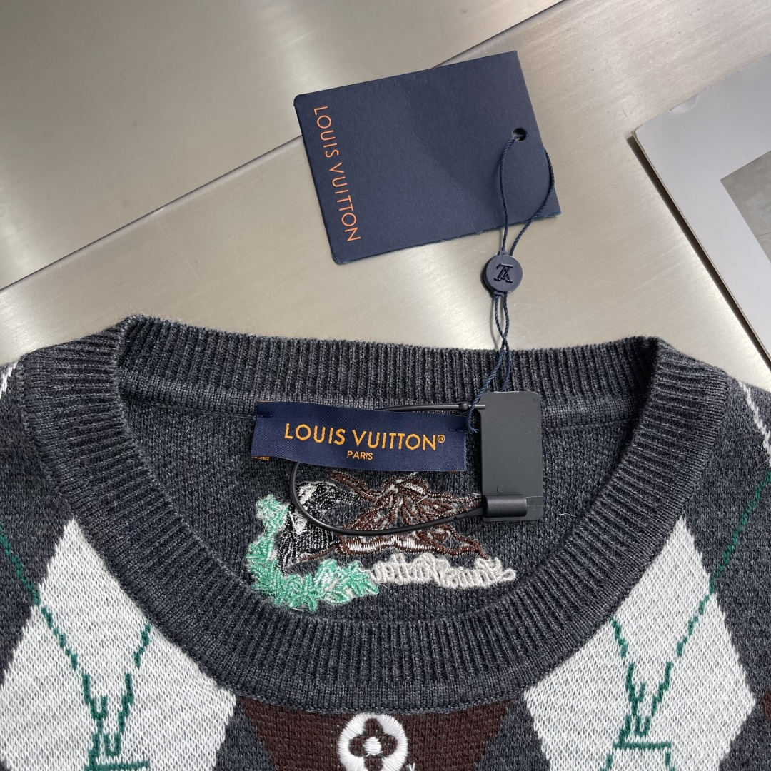 -驴牌 刺绣Nigo提花针织羊毛衫采用55面料奴羊毛毛纱，原版定染花灰色。该款上身柔顺，可打底或外穿。采