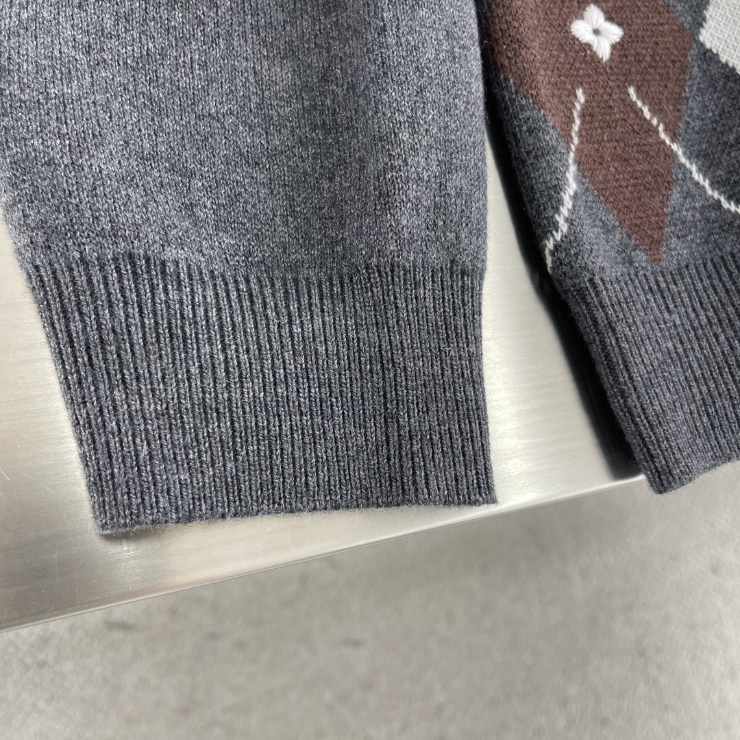 -驴牌 刺绣Nigo提花针织羊毛衫采用55面料奴羊毛毛纱，原版定染花灰色。该款上身柔顺，可打底或外穿。采