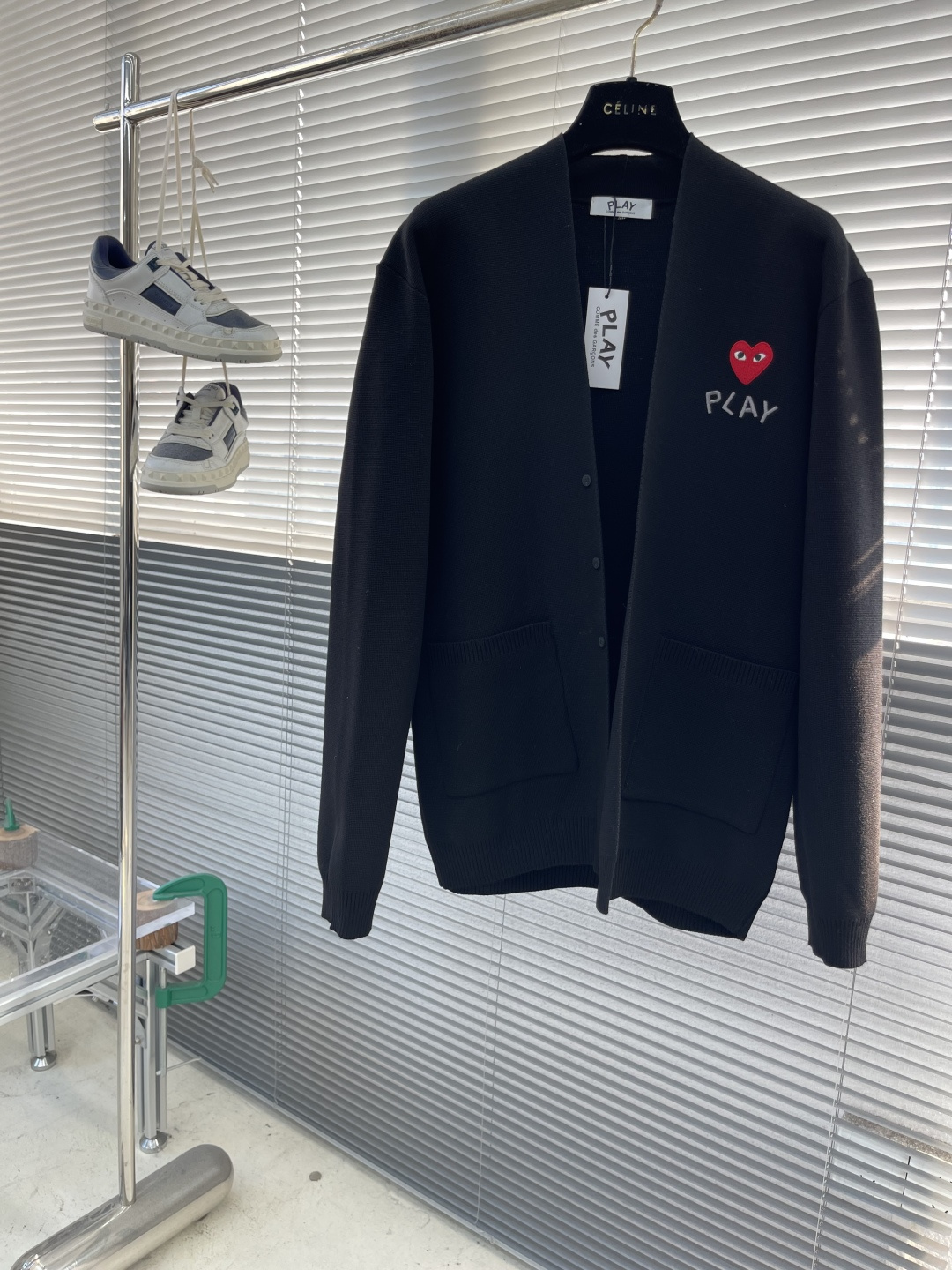 -PLAY 刺绣爱心 毛衣开衫精选72%粘胶28%聚酯纤维混纺优质莫代尔纤维毛衣 ，质地如丝般顺滑、轻盈