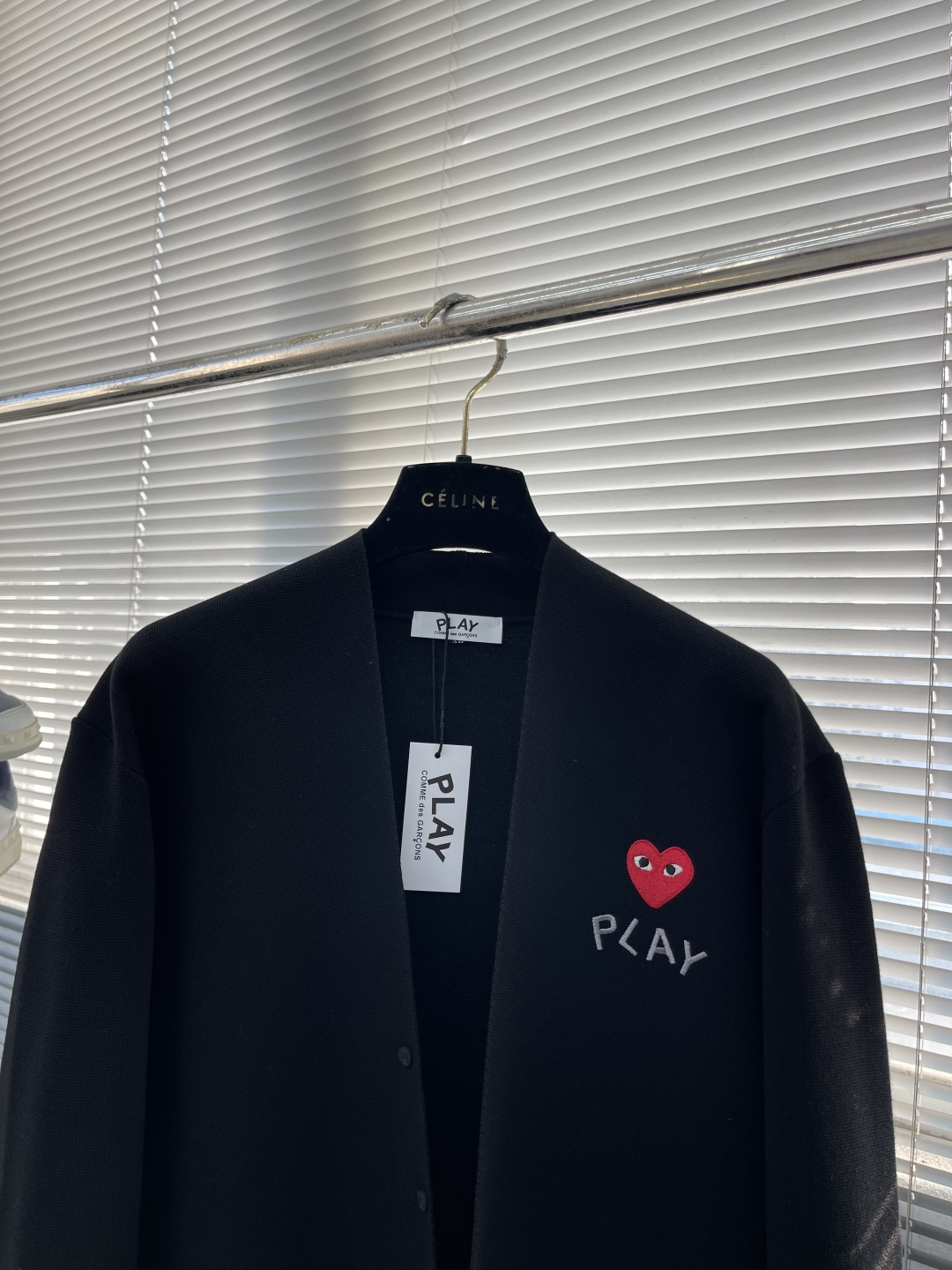 -PLAY 刺绣爱心 毛衣开衫精选72%粘胶28%聚酯纤维混纺优质莫代尔纤维毛衣 ，质地如丝般顺滑、轻盈