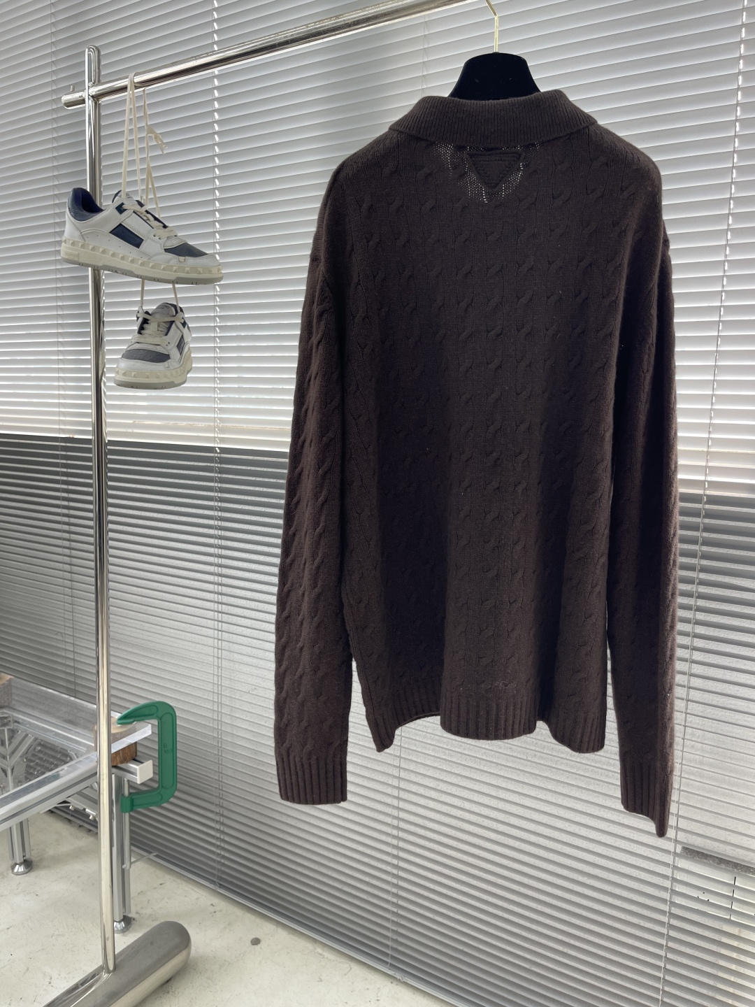 -PRAD 25ss新款纯色翻领套头长袖毛衣 男款 棕色码数：S.M.L.XL衣长65676971胸围 