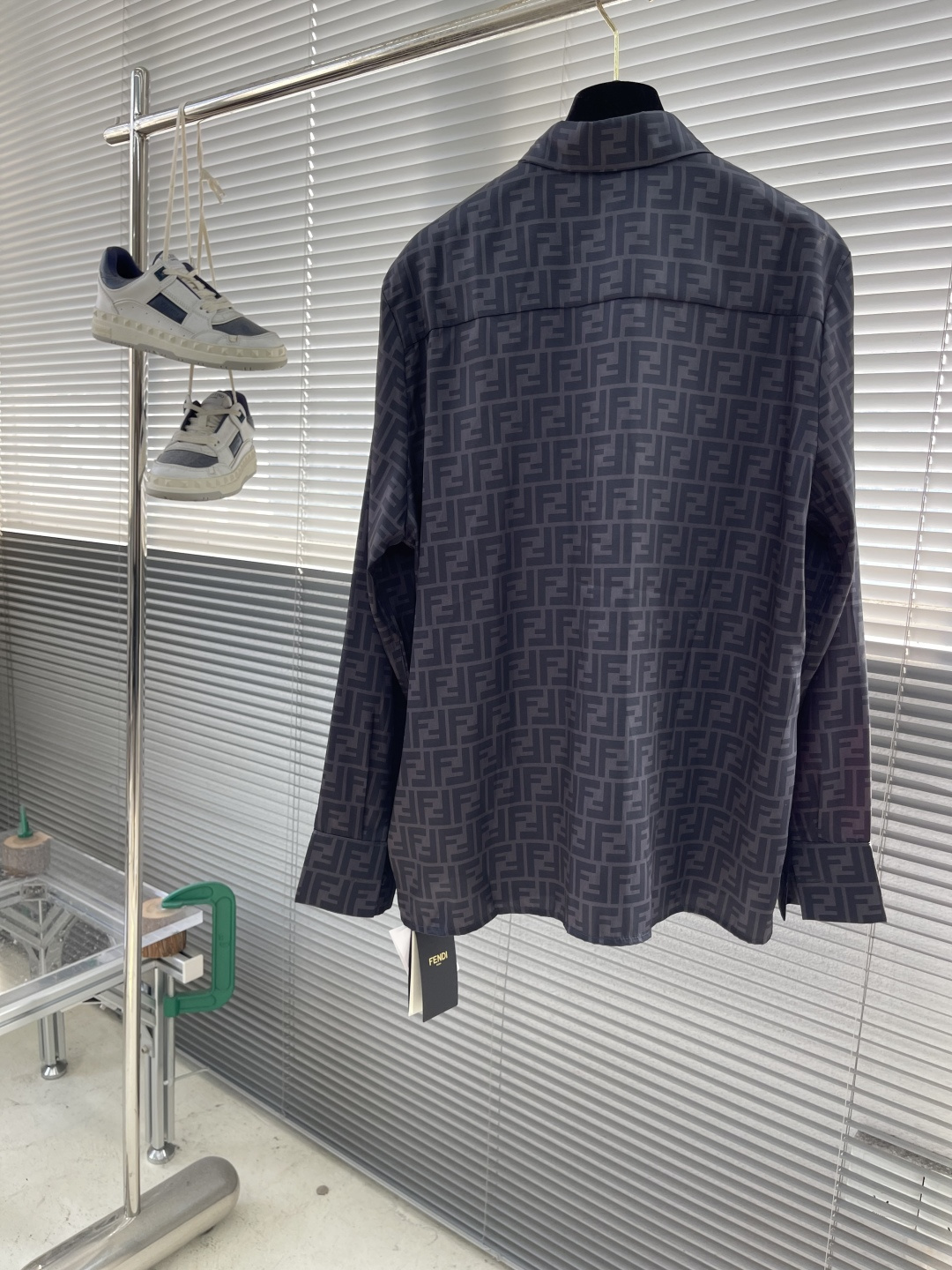 -FEND 满印FF衬衫定制莱赛尔天丝 细腻柔软 舒适贴肤 棕韵天成 奢雅无界 饰以FF字母点缀全幅 以