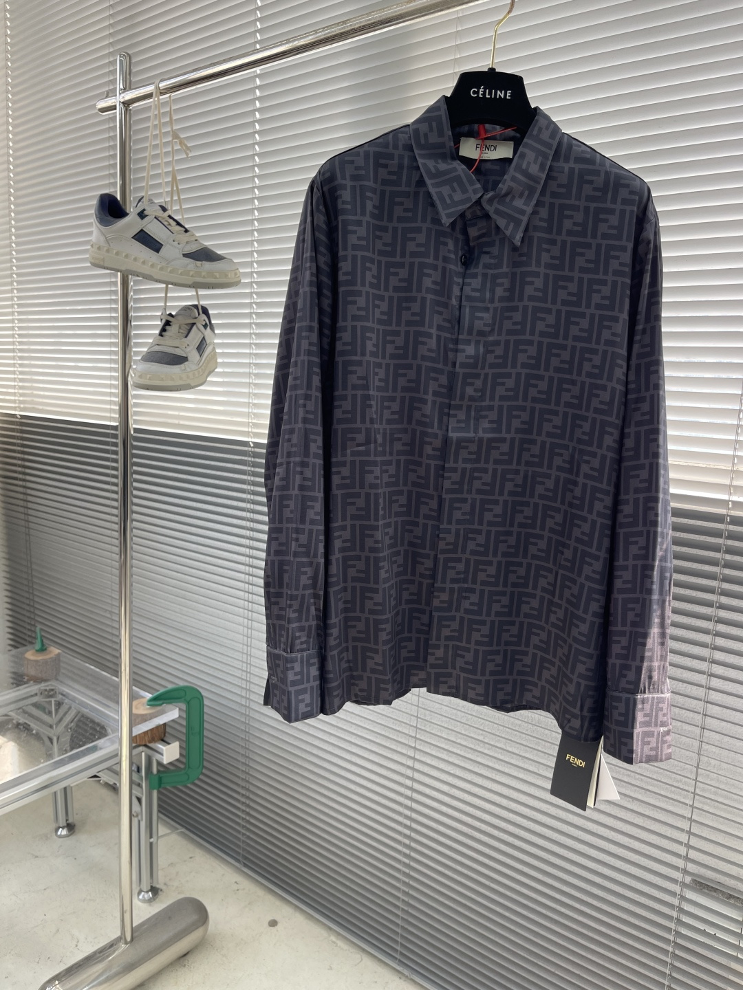 -FEND 满印FF衬衫定制莱赛尔天丝 细腻柔软 舒适贴肤 棕韵天成 奢雅无界 饰以FF字母点缀全幅 以