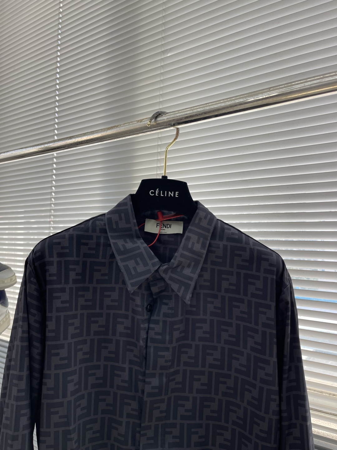 -FEND 满印FF衬衫定制莱赛尔天丝 细腻柔软 舒适贴肤 棕韵天成 奢雅无界 饰以FF字母点缀全幅 以