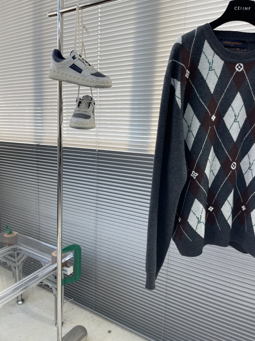 -驴牌 刺绣Nigo提花针织羊毛衫采用55面料奴羊毛毛纱，原版定染花灰色。该款上身柔顺，可打底或外穿。采