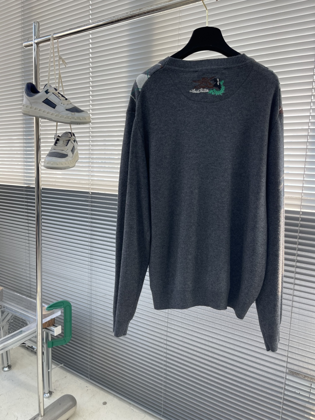 -驴牌 刺绣Nigo提花针织羊毛衫采用55面料奴羊毛毛纱，原版定染花灰色。该款上身柔顺，可打底或外穿。采