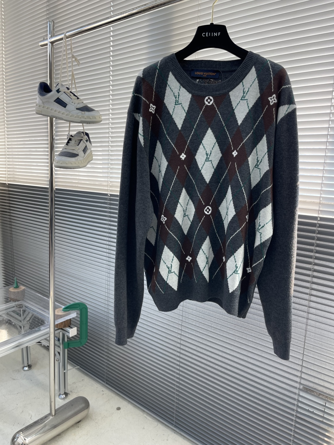 -驴牌 刺绣Nigo提花针织羊毛衫采用55面料奴羊毛毛纱，原版定染花灰色。该款上身柔顺，可打底或外穿。采