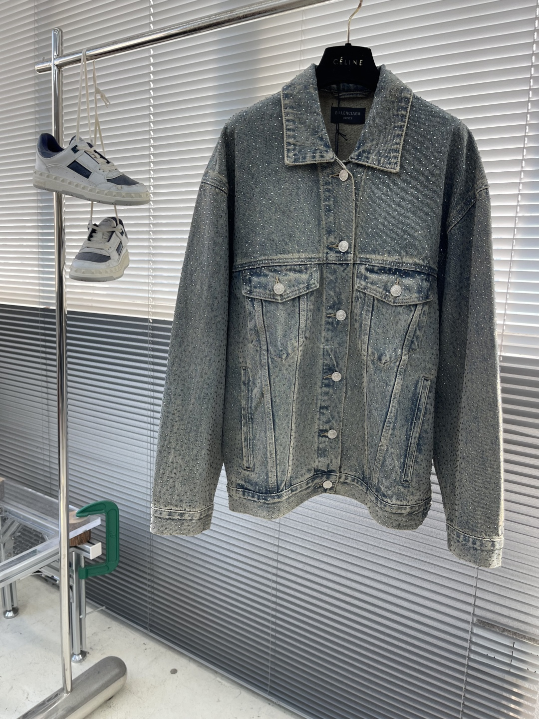 -Balenciag 满钻做旧牛仔外套采用7*7支斜纹牛仔裤棉布，12厚度洗水后约为420克。全身烫钻工