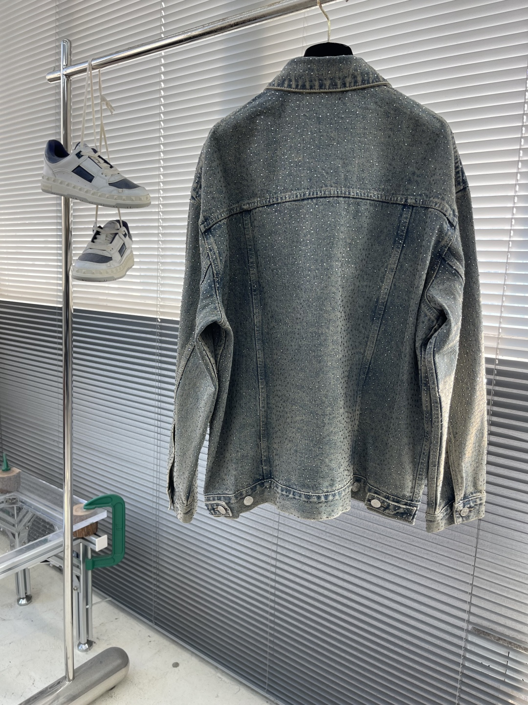 -Balenciag 满钻做旧牛仔外套采用7*7支斜纹牛仔裤棉布，12厚度洗水后约为420克。全身烫钻工