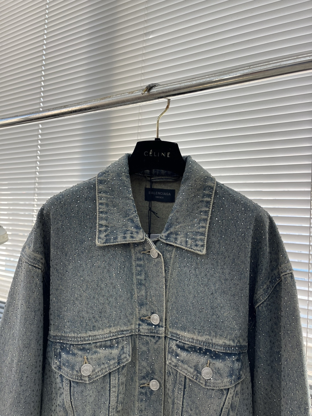 -Balenciag 满钻做旧牛仔外套采用7*7支斜纹牛仔裤棉布，12厚度洗水后约为420克。全身烫钻工