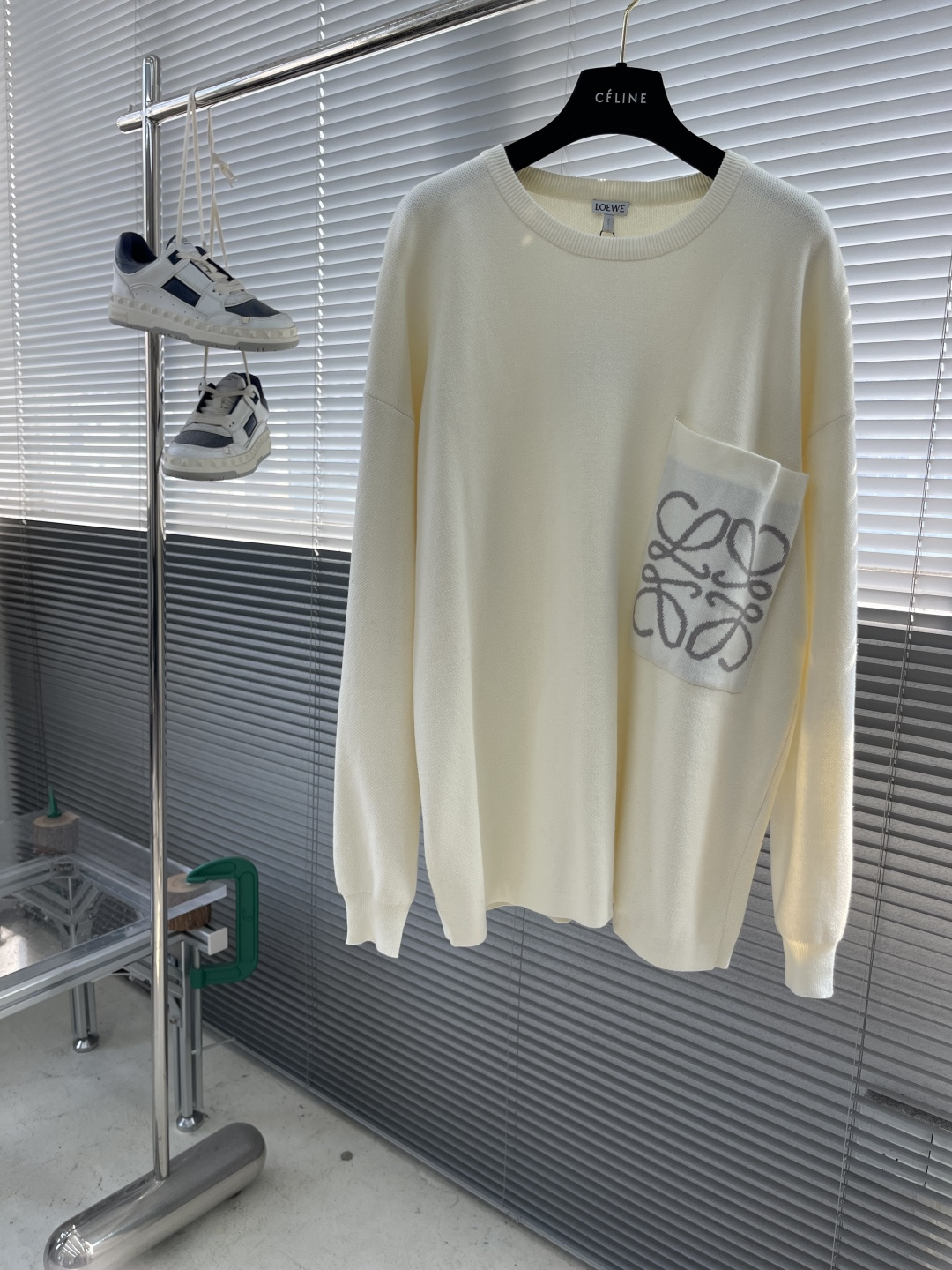 NO:953746,-LOEW jacquard pocket knitted sweater. Fabric materials: 49 viscose, 43 cotton, 6 nylon, 2 spandex. The material is soft and comfortable. Different from other sweaters, it has so many wool components. The highlight of this product is soft, smooth, anti-static, super gentle color matching, loose version, soft and waxy upper body. Genderless and unisex wear. Size S M L  Bust 124, shoulder width 62, size L length 71, bust 128, shoulder width 64…,,loewe,sweaters,19860909-LOEW提花口袋针织毛衣 面料采用材质:49粘纤 43棉 6锦纶 2氨纶材质柔软舒适 区别于其他毛衣,那么多的羊毛成分 .这款亮点是柔软 光滑 抗静电 超级温柔的配色宽松的版型,软软糯糯上身 无性别男女同款穿搭 码数S M L XL S码衣长69 胸围120 肩宽60 M码衣长70 胸围124 肩宽62 L码衣长71 胸围128 肩宽64…,,loewe,sweaters,,Men's clothing