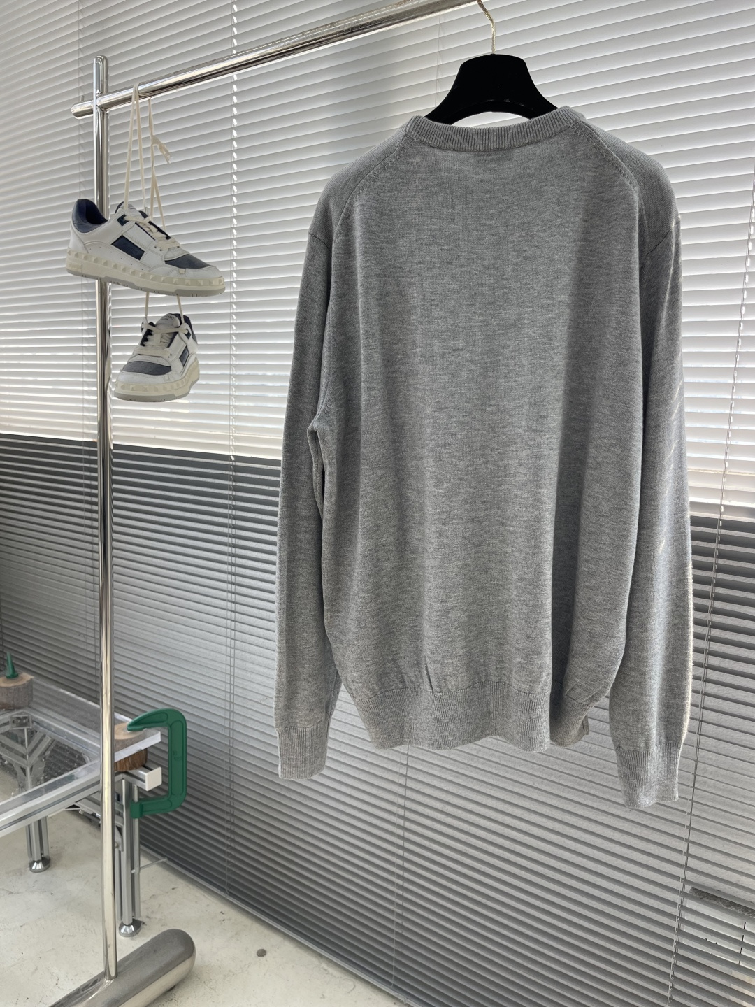 -mon 提花圆领毛衣采用了羊毛混纺面料，以95%的羊毛为主，结合了4%的锦纶和1%的氨纶，羊毛主体保证