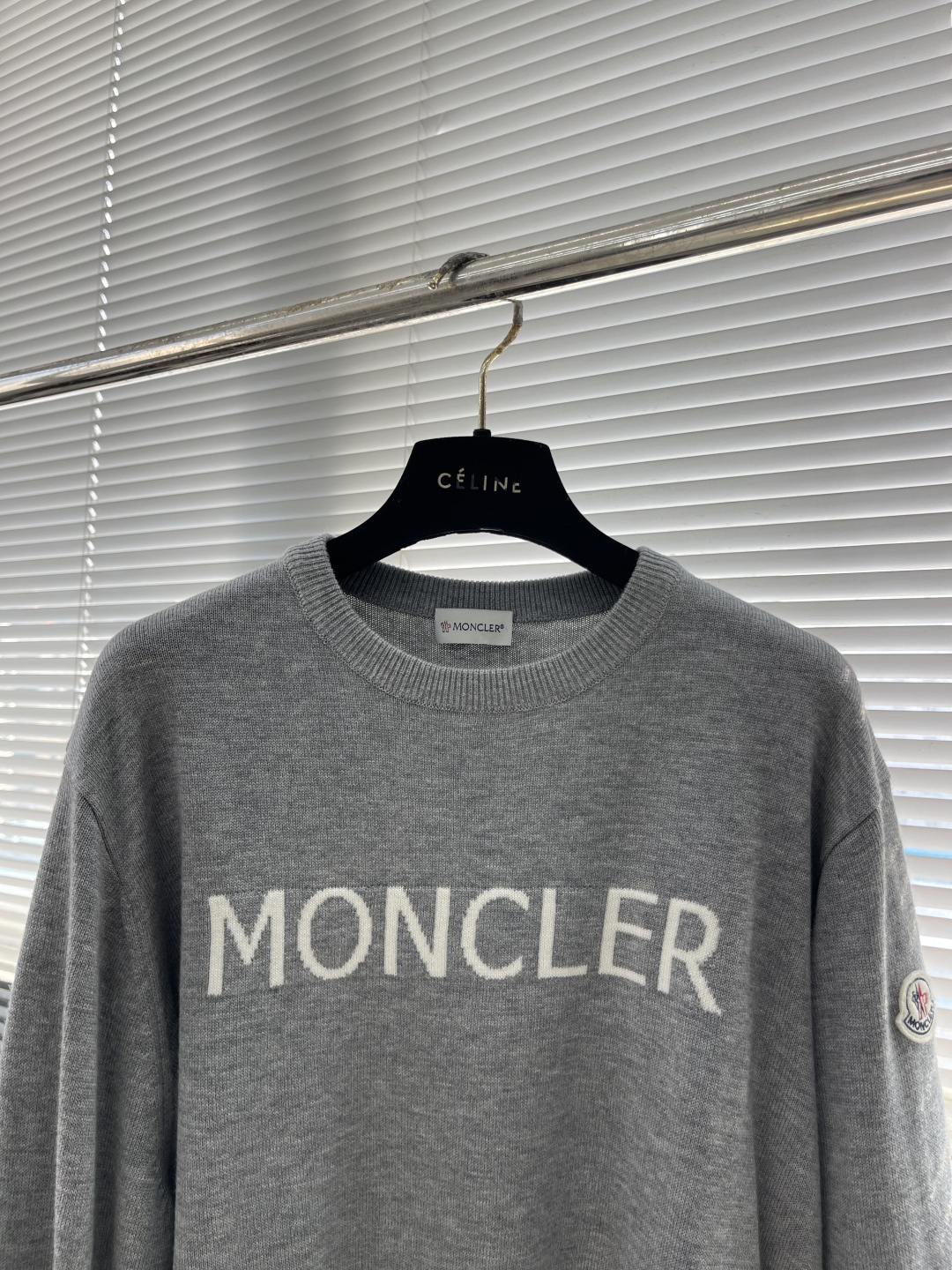 -mon 提花圆领毛衣采用了羊毛混纺面料，以95%的羊毛为主，结合了4%的锦纶和1%的氨纶，羊毛主体保证