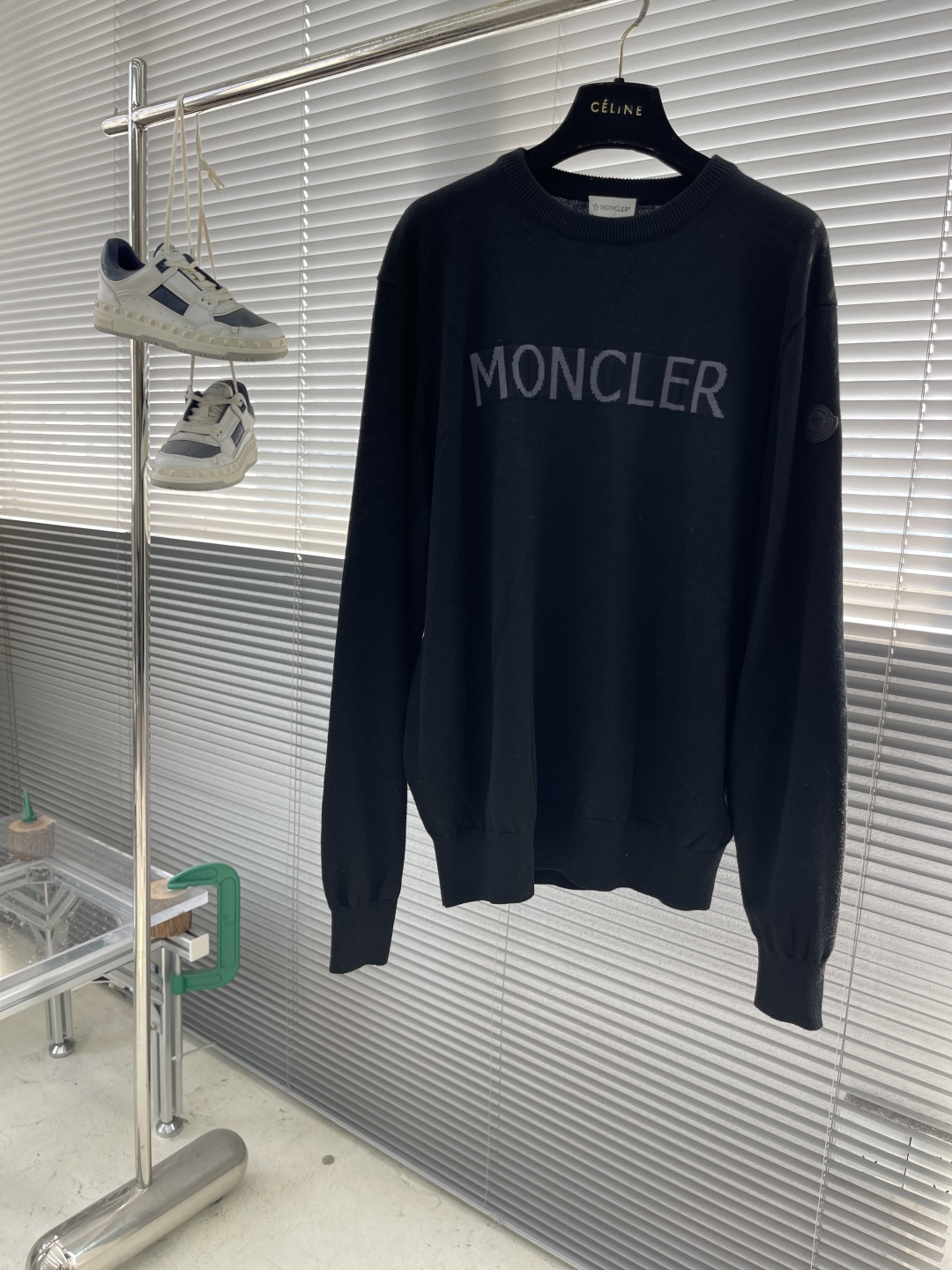 -mon 提花圆领毛衣采用了羊毛混纺面料，以95%的羊毛为主，结合了4%的锦纶和1%的氨纶，羊毛主体保证