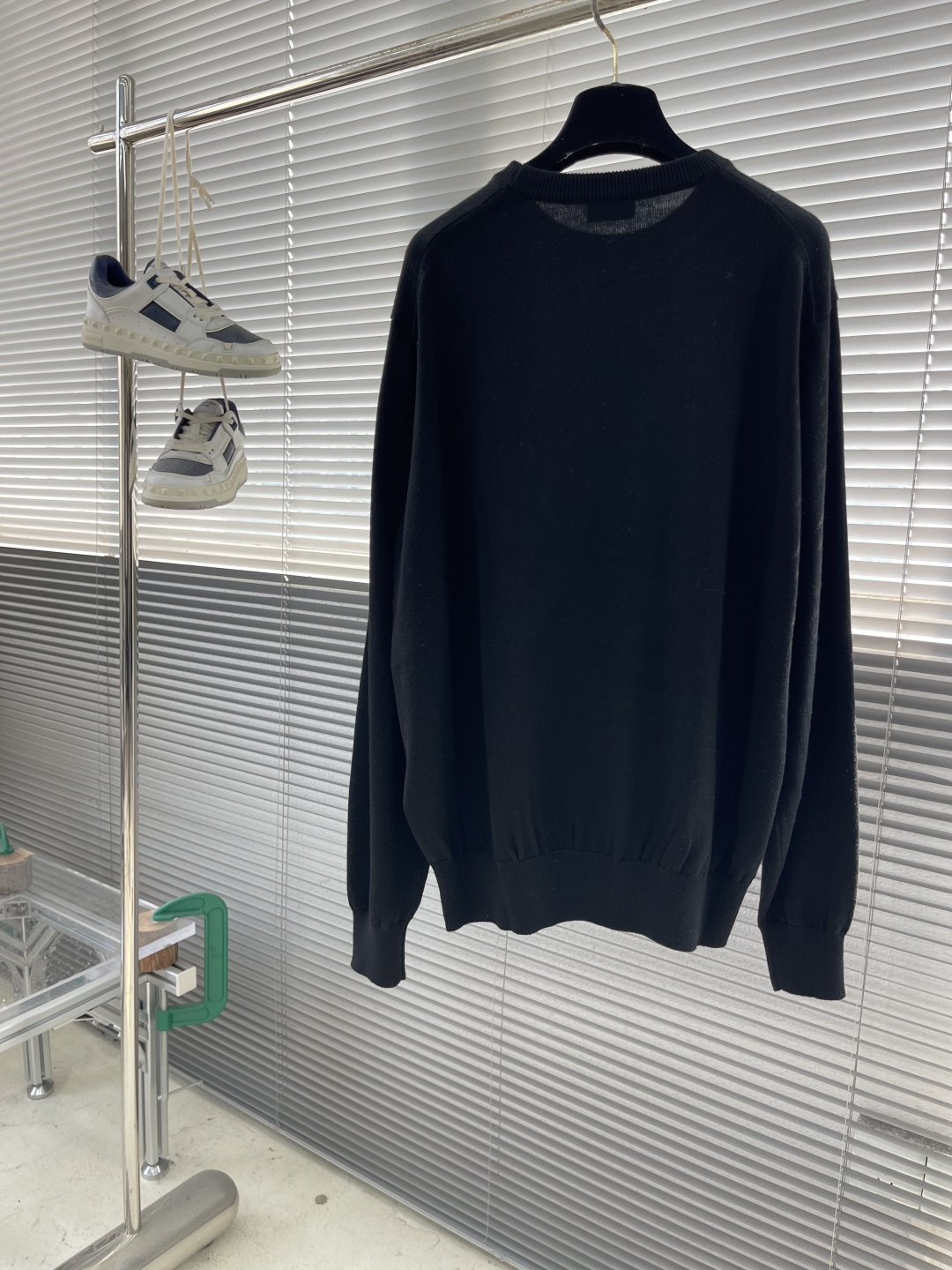 -mon 提花圆领毛衣采用了羊毛混纺面料，以95%的羊毛为主，结合了4%的锦纶和1%的氨纶，羊毛主体保证