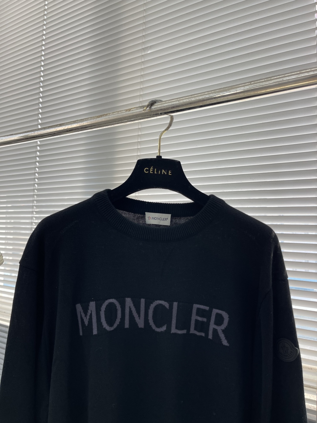 -mon 提花圆领毛衣采用了羊毛混纺面料，以95%的羊毛为主，结合了4%的锦纶和1%的氨纶，羊毛主体保证