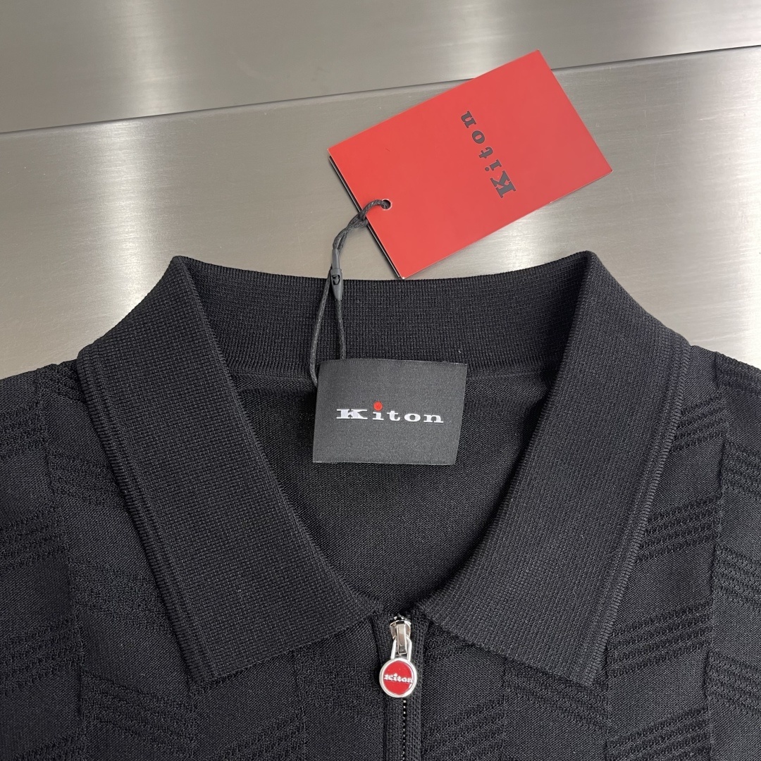 -KITON 25SS春夏新款科技纤维混纺针织翻领短Tee,男士红标拉链门襟斜条纹嵌花针织短袖Polo衫