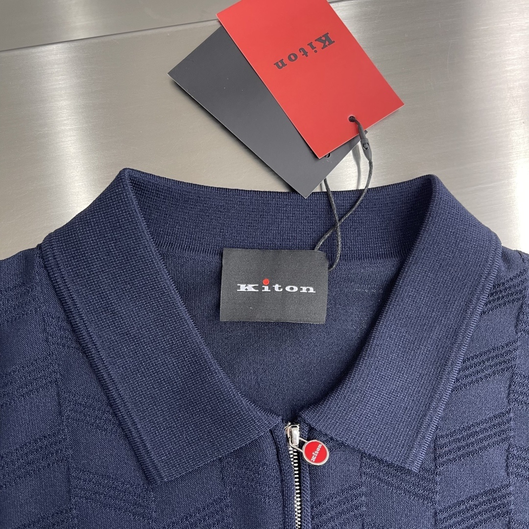 -KITON 25SS春夏新款科技纤维混纺针织翻领短Tee,男士红标拉链门襟斜条纹嵌花针织短袖Polo衫