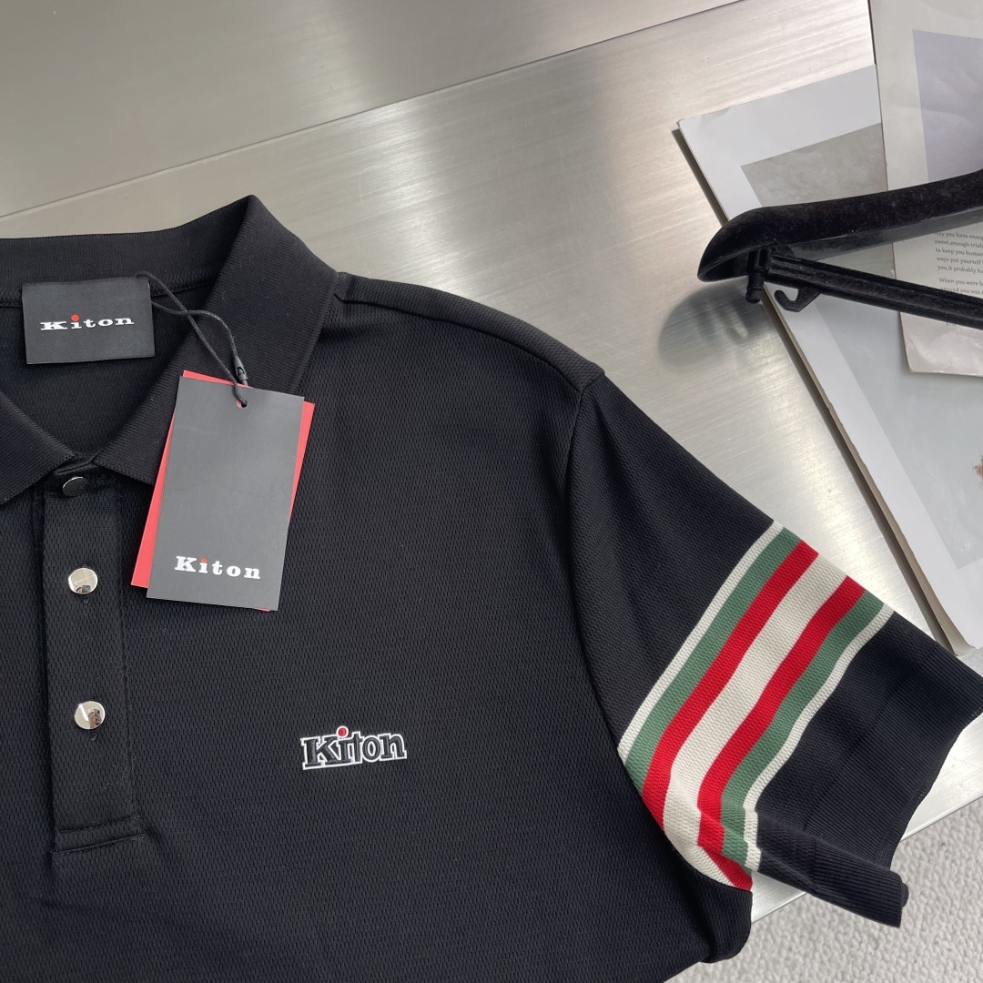 -KITON 25SS春夏新款科技纤维混纺针织翻领短Tee,臂袖三色织带嵌花针织短袖Polo衫!贸易公司