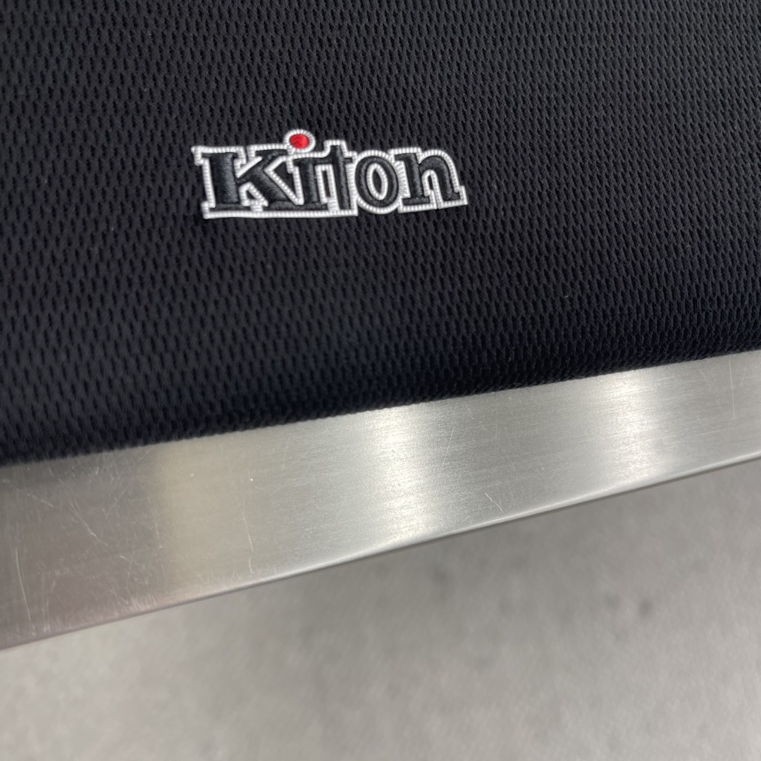 -KITON 25SS春夏新款科技纤维混纺针织翻领短Tee,臂袖三色织带嵌花针织短袖Polo衫!贸易公司
