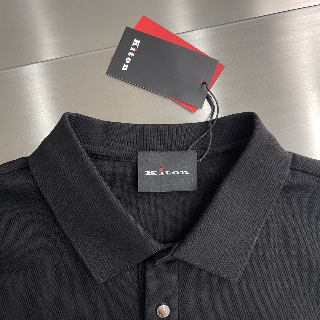 -KITON 25SS春夏新款科技纤维混纺针织翻领短Tee,臂袖三色织带嵌花针织短袖Polo衫!贸易公司