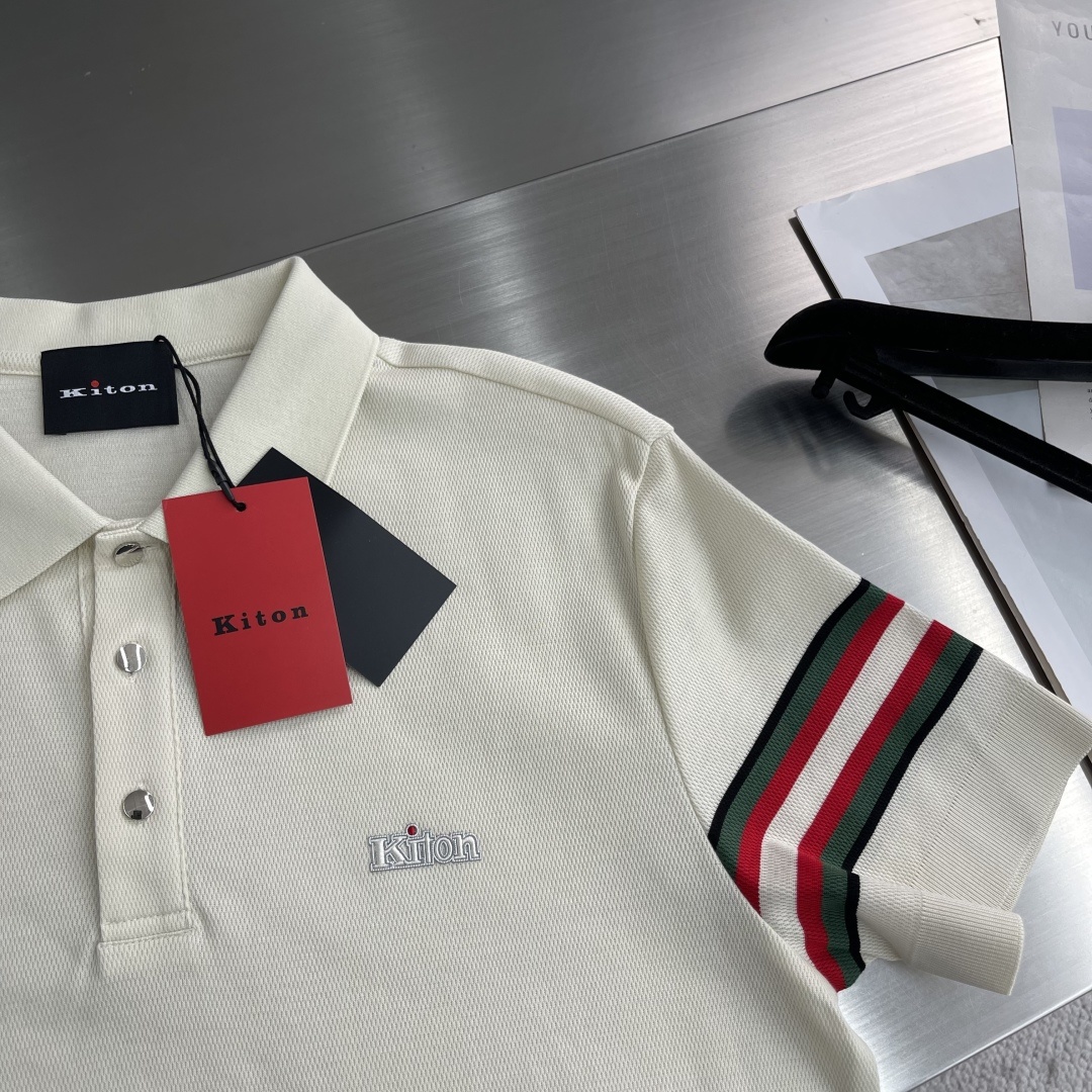 -KITON 25SS春夏新款科技纤维混纺针织翻领短Tee,臂袖三色织带嵌花针织短袖Polo衫!贸易公司