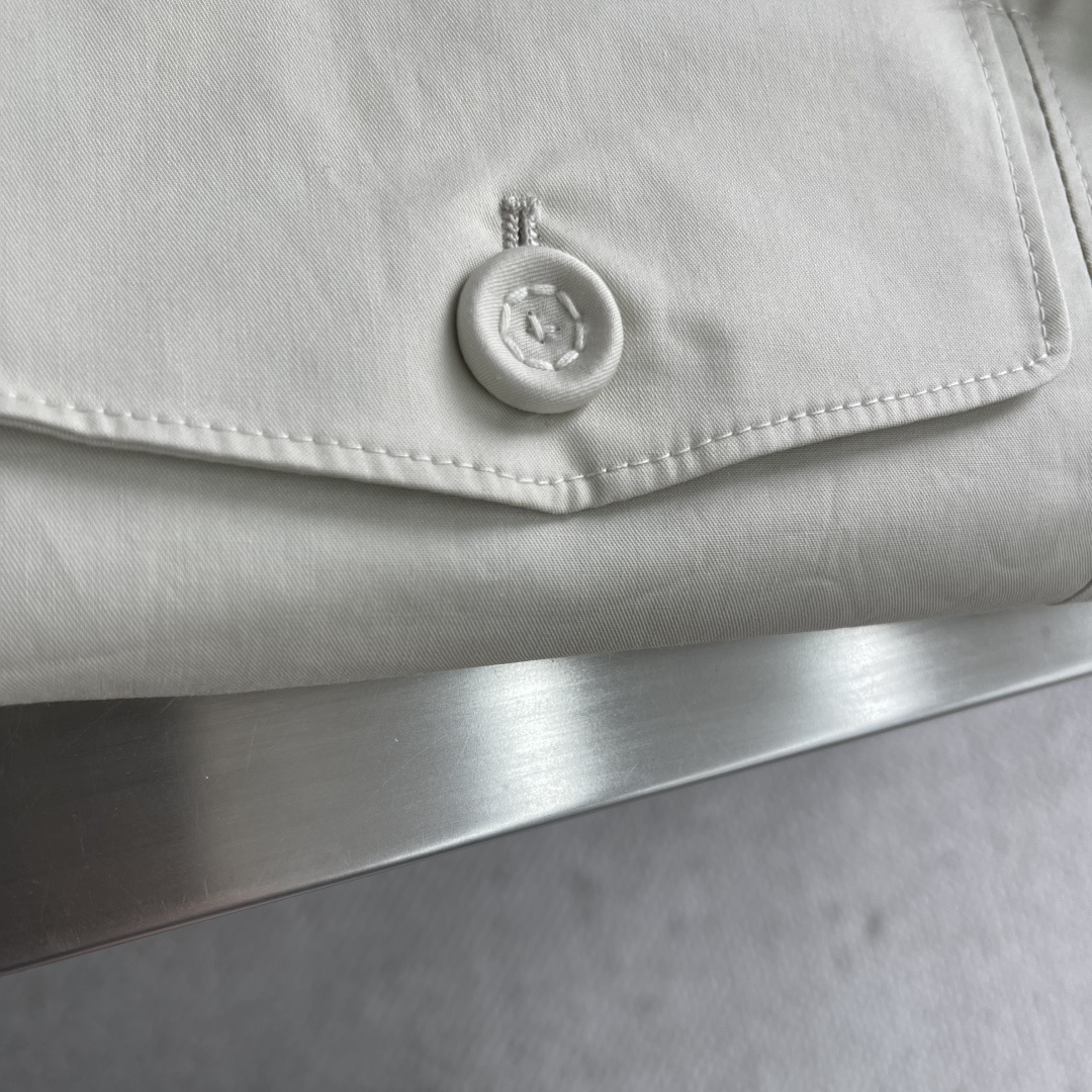 -Dio 2025秋冬新款双面穿着夹克外套选用100%进口西班牙贡缎棉纱线，辅以特殊的水洗刺布工艺，让面