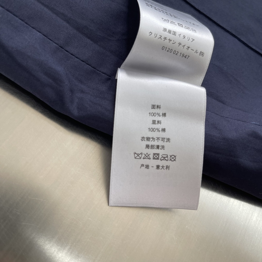 -Dio 2025秋冬新款双面穿着夹克外套选用100%进口西班牙贡缎棉纱线，辅以特殊的水洗刺布工艺，让面