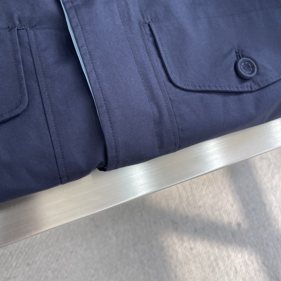 -Dio 2025秋冬新款双面穿着夹克外套选用100%进口西班牙贡缎棉纱线，辅以特殊的水洗刺布工艺，让面