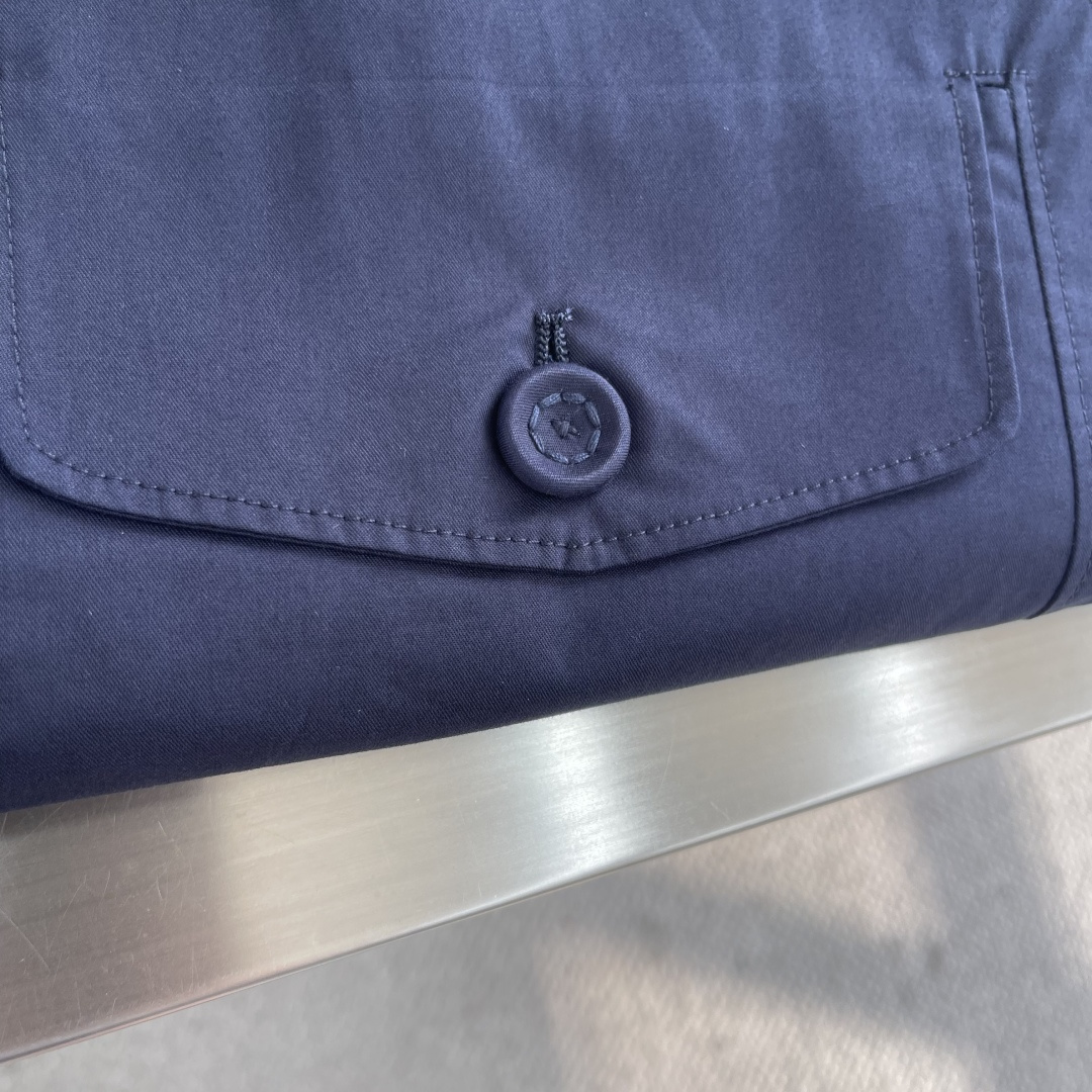 -Dio 2025秋冬新款双面穿着夹克外套选用100%进口西班牙贡缎棉纱线，辅以特殊的水洗刺布工艺，让面