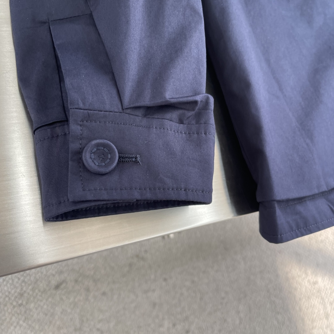 -Dio 2025秋冬新款双面穿着夹克外套选用100%进口西班牙贡缎棉纱线，辅以特殊的水洗刺布工艺，让面