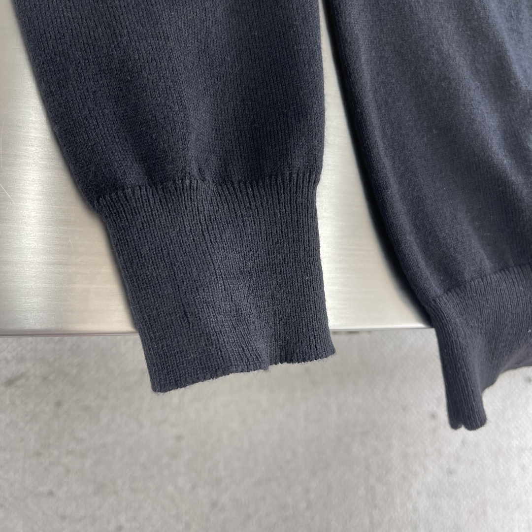 -PRAD 小刺绣标识针织羊毛打底衫采用80羊毛，20棉。该款毛料采用高含料羊毛毛纱，成衣克重约为220