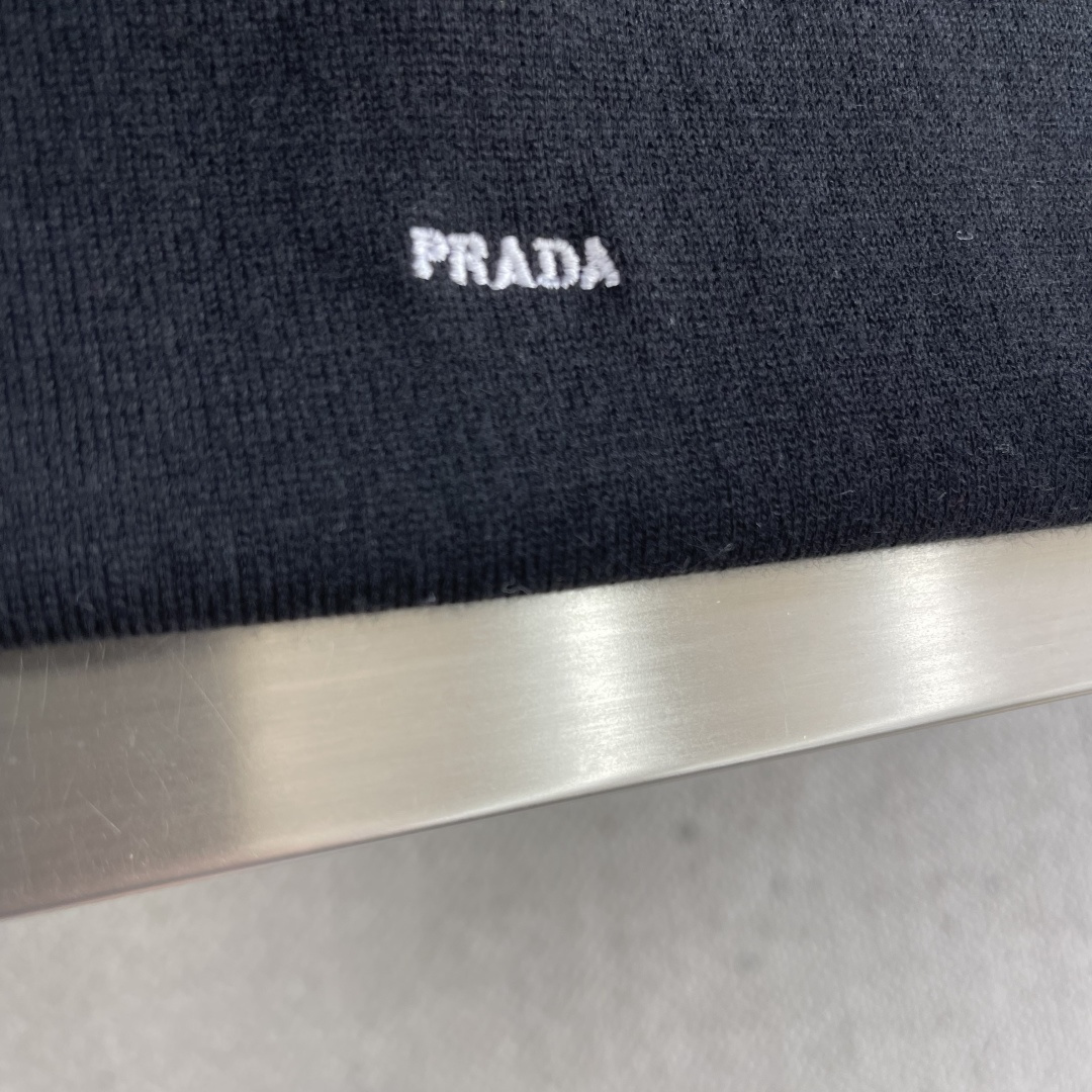 -PRAD 小刺绣标识针织羊毛打底衫采用80羊毛，20棉。该款毛料采用高含料羊毛毛纱，成衣克重约为220