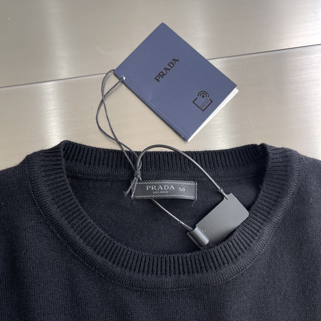 -PRAD 小刺绣标识针织羊毛打底衫采用80羊毛，20棉。该款毛料采用高含料羊毛毛纱，成衣克重约为220