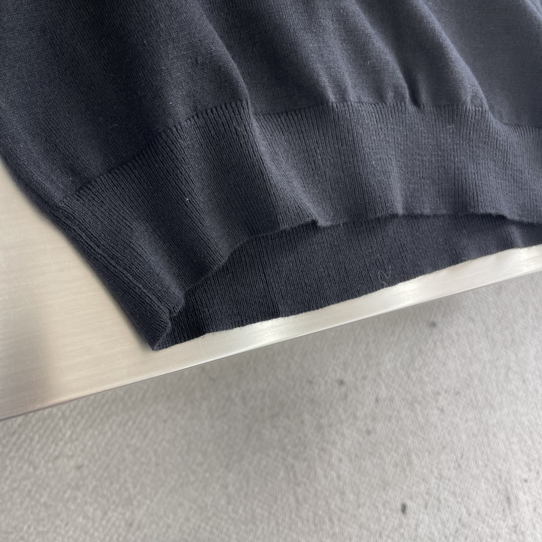 -PRAD 小刺绣标识针织羊毛打底衫采用80羊毛，20棉。该款毛料采用高含料羊毛毛纱，成衣克重约为220