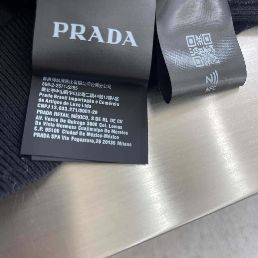 -PRAD 小刺绣标识针织羊毛打底衫采用80羊毛，20棉。该款毛料采用高含料羊毛毛纱，成衣克重约为220