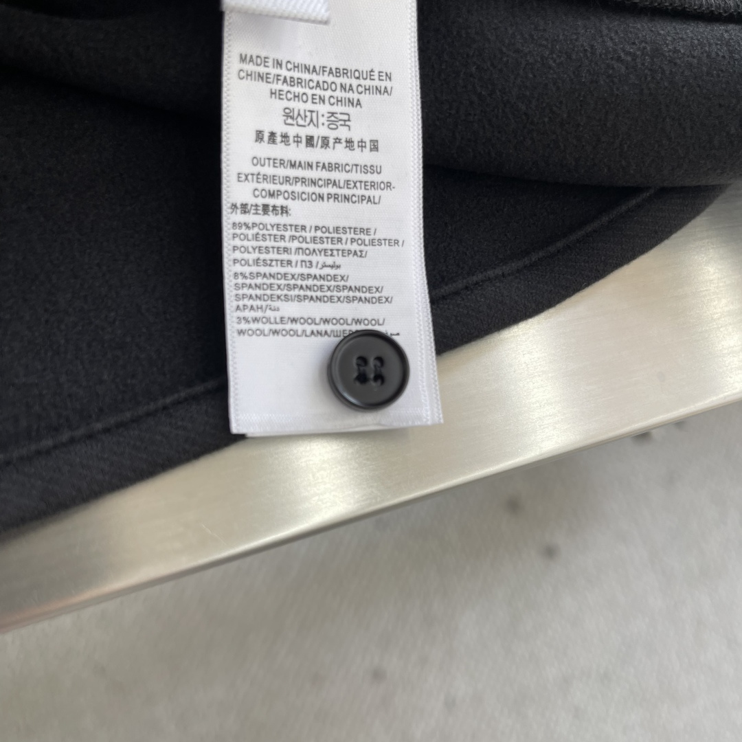 -BBR 2025秋冬新品双色长袖衬衣低调登场 定制粗肌理面料，89%宝丽特＋8%氨纶纤维，特殊材质碰撞