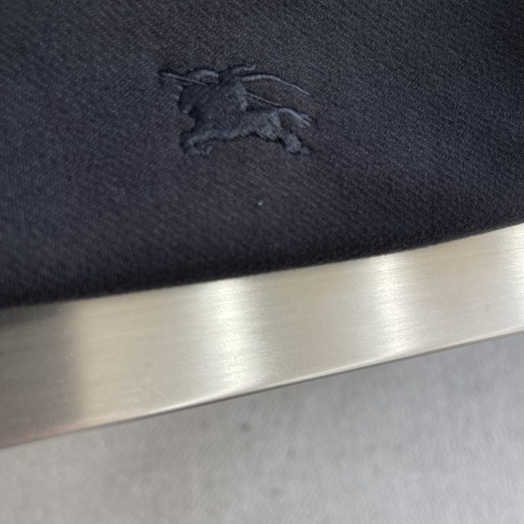 -BBR 2025秋冬新品双色长袖衬衣低调登场 定制粗肌理面料，89%宝丽特＋8%氨纶纤维，特殊材质碰撞