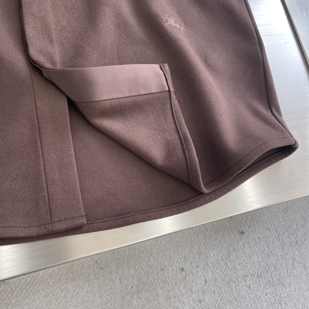 -BBR 2025秋冬新品双色长袖衬衣低调登场 定制粗肌理面料，89%宝丽特＋8%氨纶纤维，特殊材质碰撞