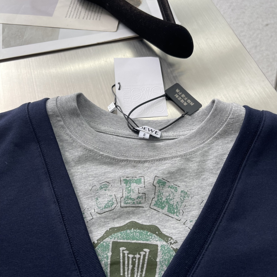 -LOEW 假两件印花刺绣V领卫衣采用380克鱼鳞毛圈，螺纹搭配1*1双纱。V领采用50支双股，螺纹搭配